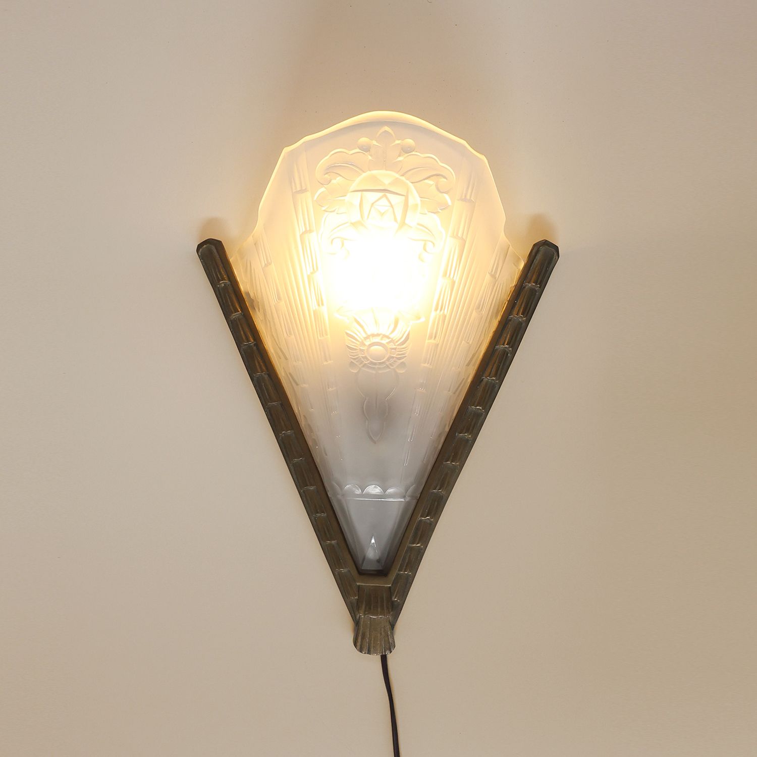 French Art Deco wall scone with frosted molded-pressed glass shade, 1920s-img